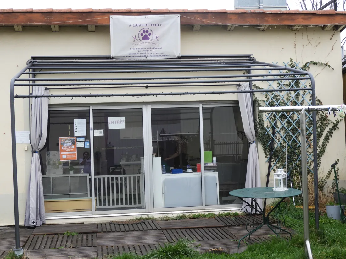 La façade du salon, 9 rue de la Roche à Saint-Chamond